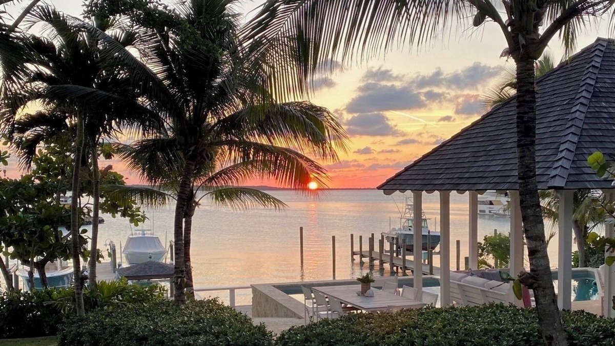 Dunmore Town Cottage | HARBOUR VIEW - Bayfront Bliss! Luxury escape, sunset views! Full Property Rental