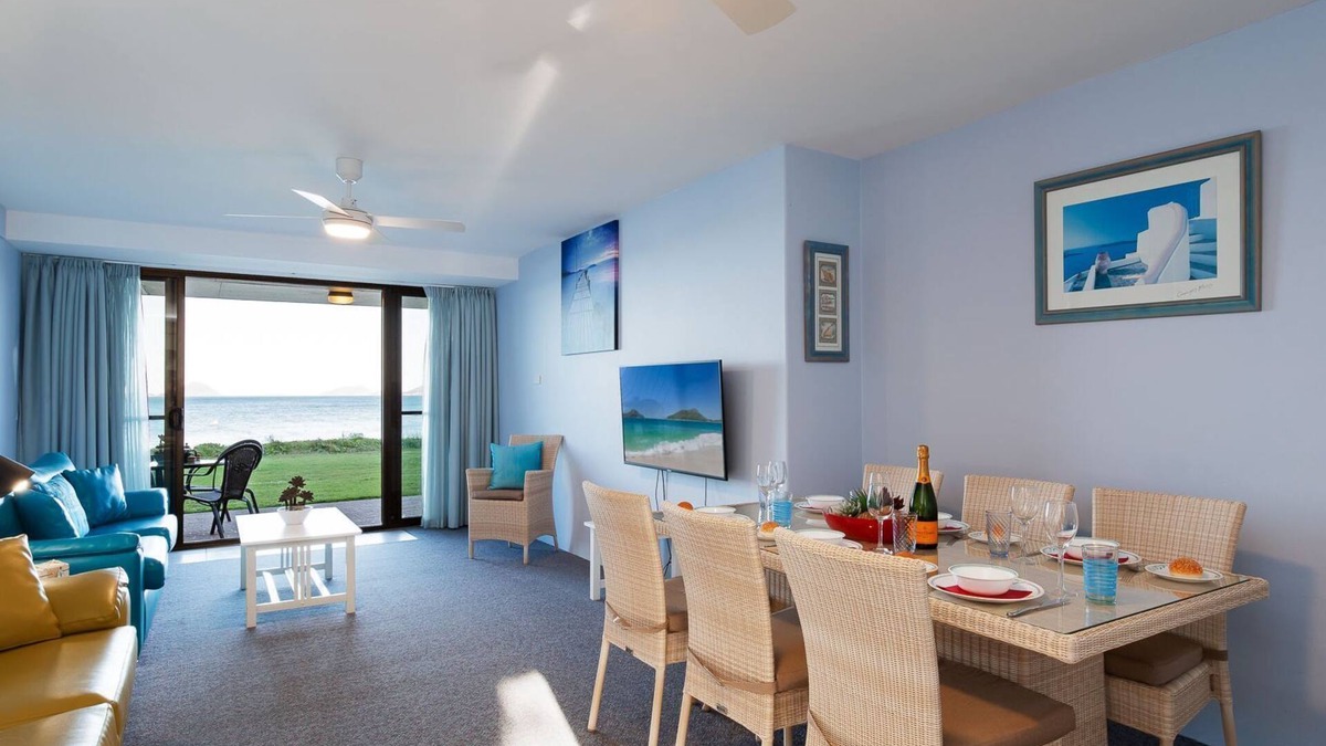 Soldiers Point Apartment | Harbourside, 4/3-7 Soldiers Point Road - ground floor on the waterfront