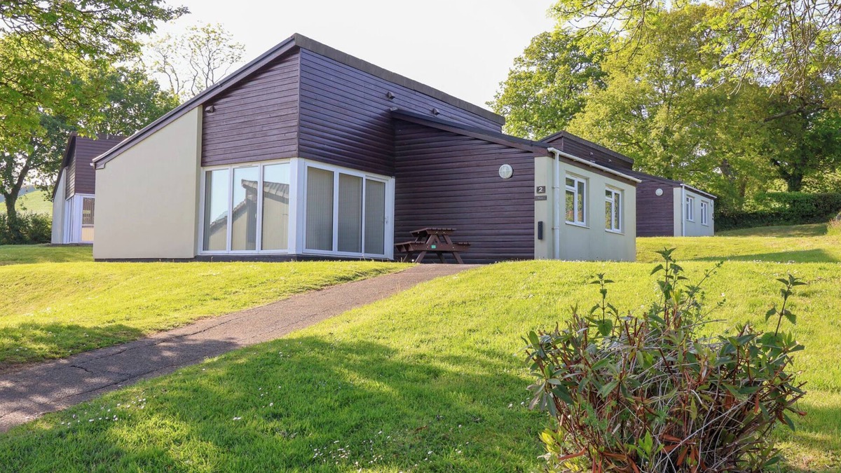 Heligan Cottage | HARCOMBE HOUSE BUNGALOW 2, pet friendly, with pool in Chudleigh