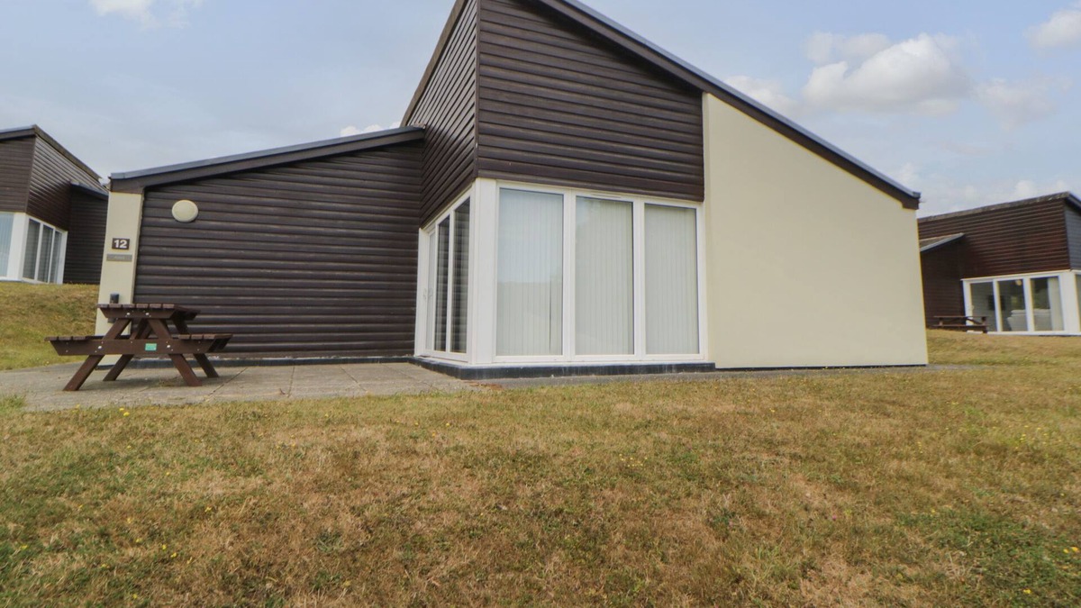 Heligan Cottage | HARCOMBE HOUSE BUNGALOW 12, family friendly, with pool in Chudleigh