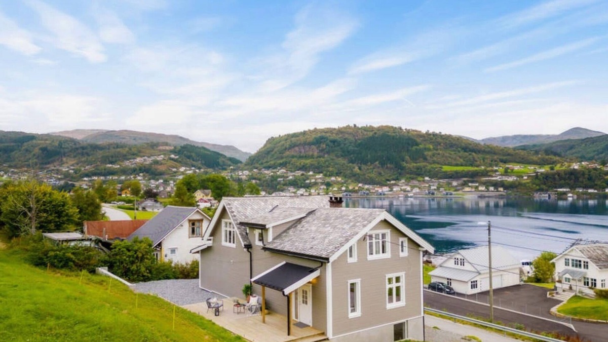Oystese House | Hardangerfjord hideaway - luxury heritage home near Norheimsund, Kvam