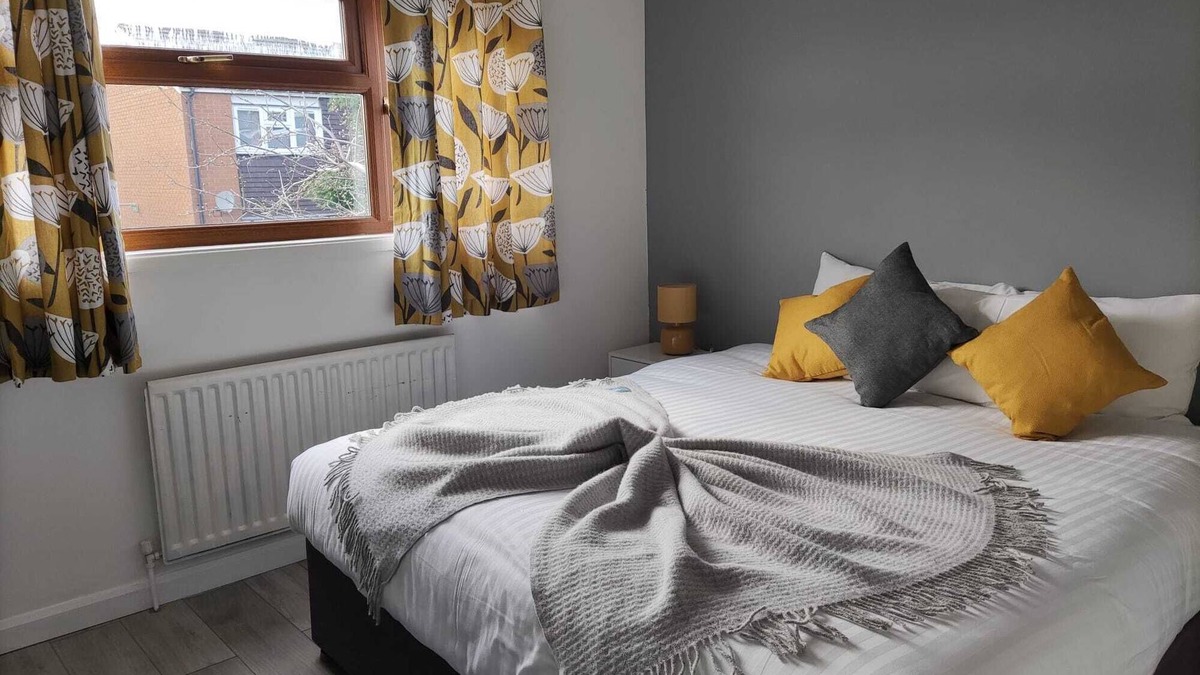 Banbury House | Hardwick House, stunning 4 bedroom house with gardenns