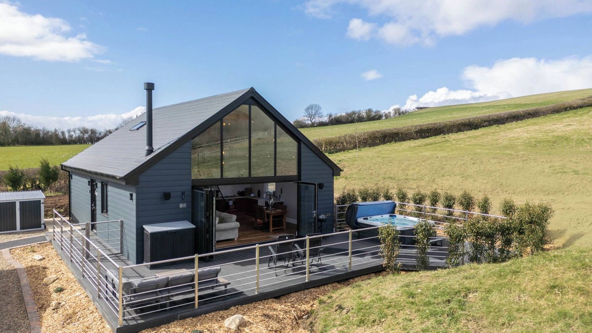 Allerston Cottage | HARE'S HILL, pet friendly, with hot tub in Thornton-Le-Dale