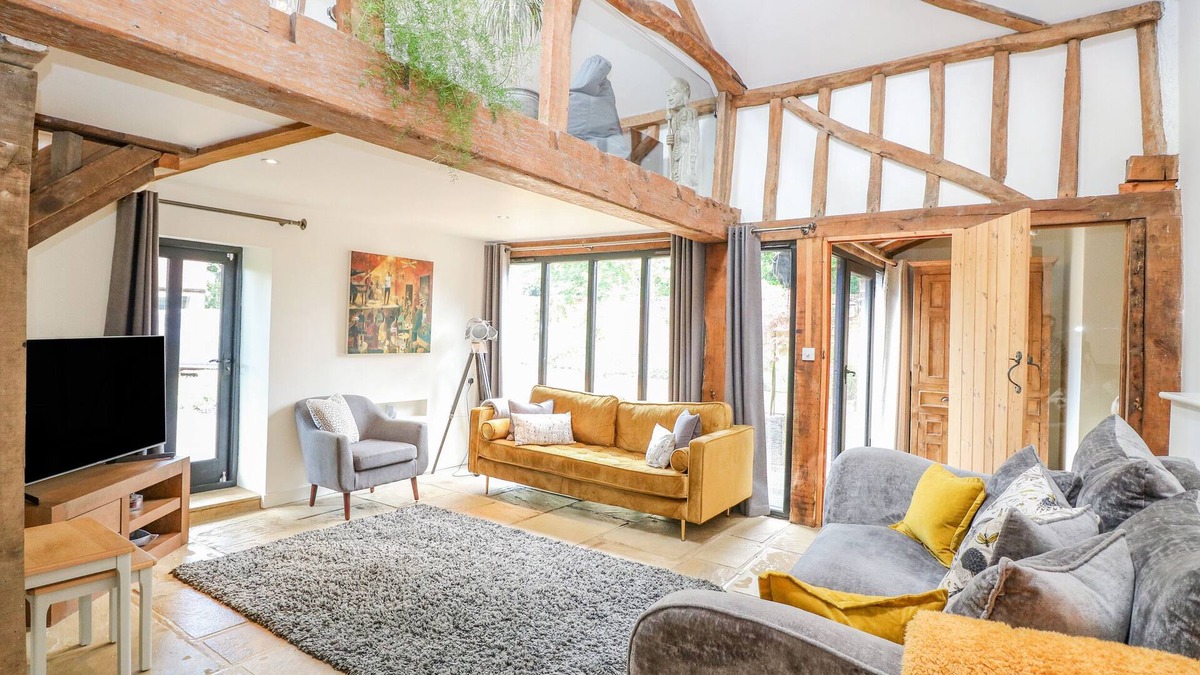 Carleton Rode Cottage | HARGATE FARM BARN, pet friendly, with hot tub in Old Buckenham