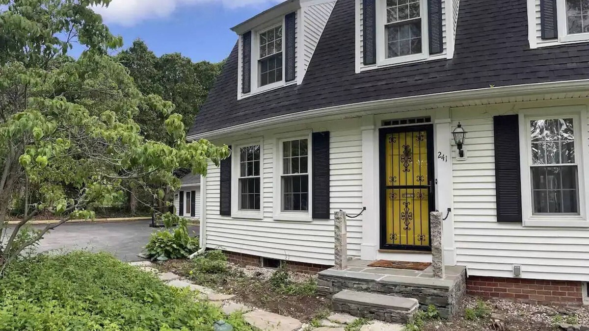 Norwichtown House | Harland Haven - 4BR Home w/Pooln