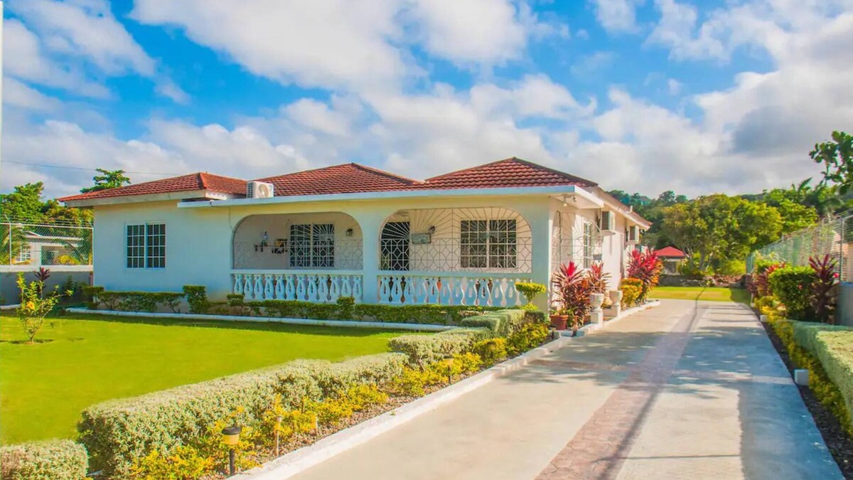 Greenwood House | Harmonious Home with 3 Bed and 2 Bath