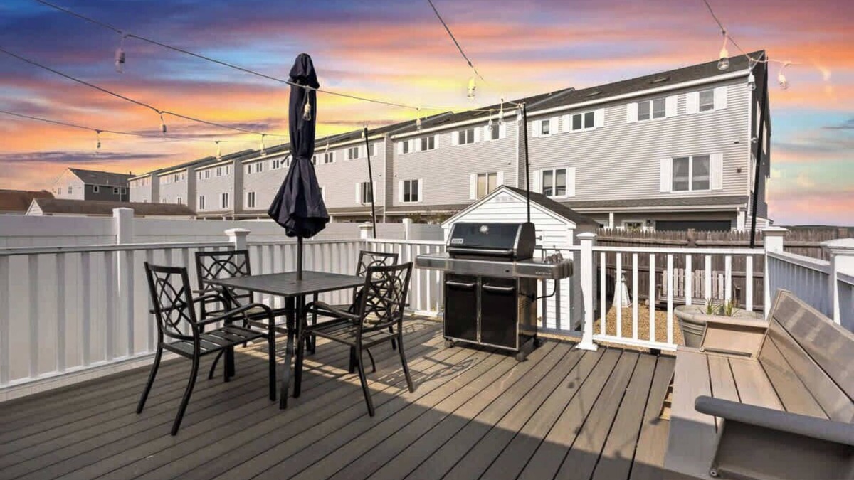 Hampton House | Harris Ave Hideaway | Private Deck | Near Marina