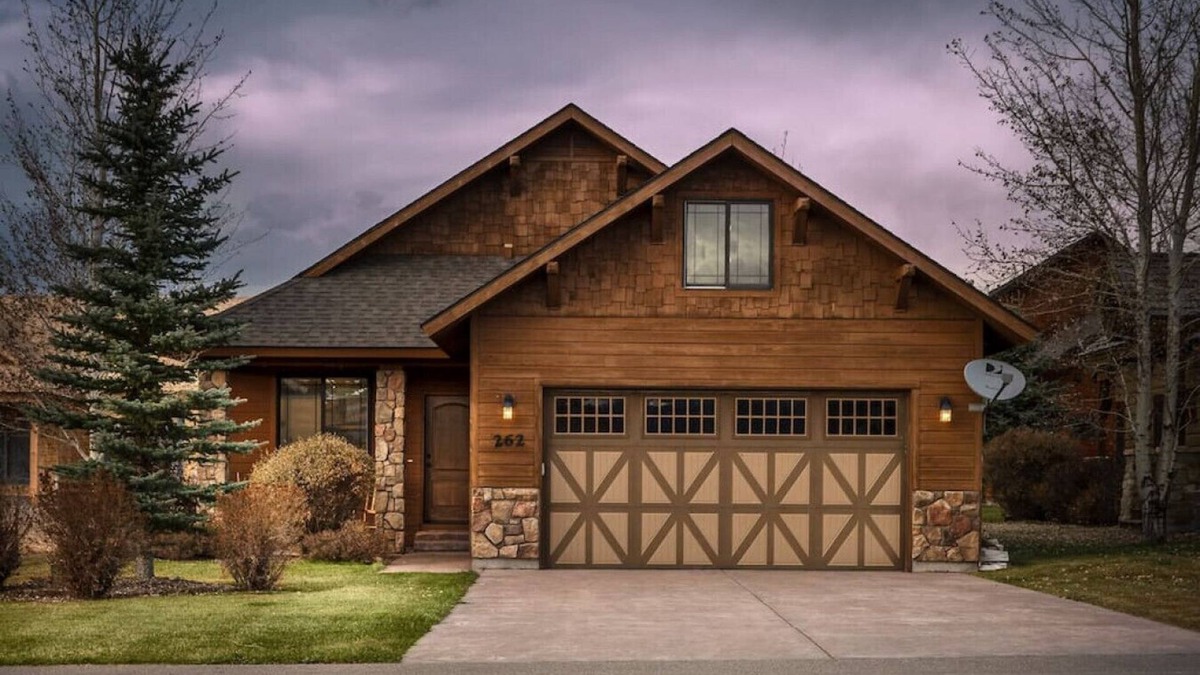 Victor House | Harris Hawk Cabin with AC and Hot Tub