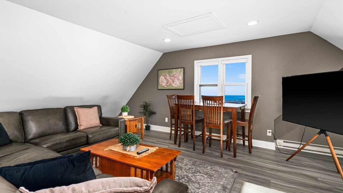 East Hillside Apartment | Harris House | Suite 5 | On Medical Campus