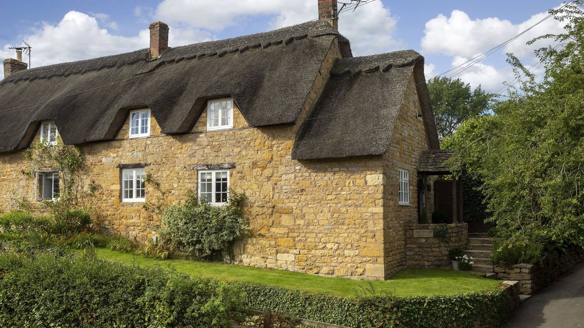 Ebrington Cottage | Harrowby End is an attractive thatched roof property