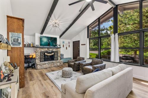 Flagstaff House | Harry Potters Hideaway- Walking distance to golf course, food, coffee, shops, ice cream, athletic club and more!