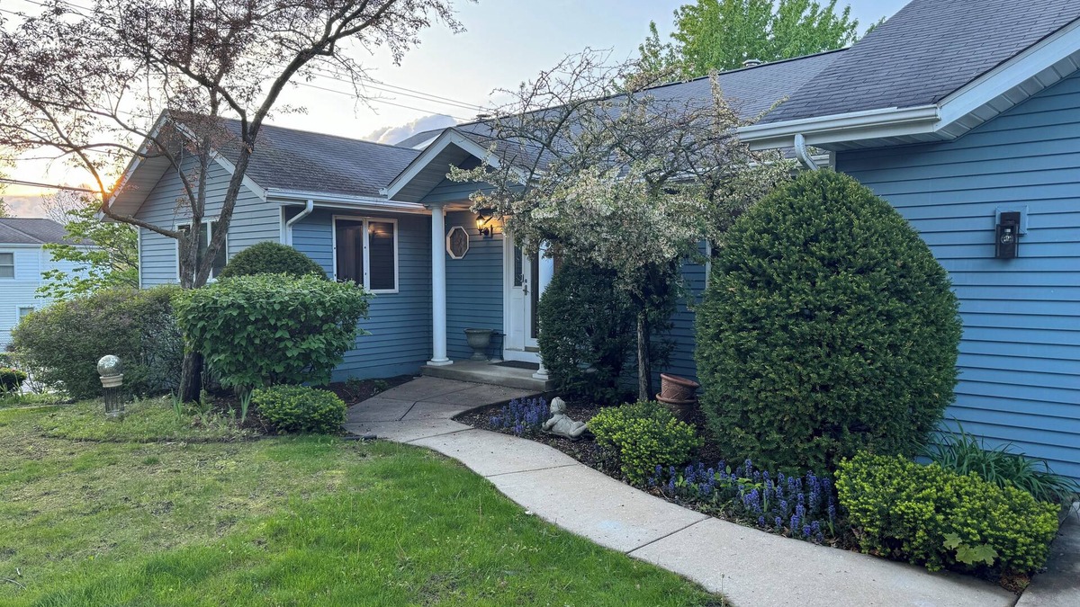 Twin Lakes House | Harry's Hotrod Hideaway - Charming 3-bedroom house with Hot Tub and Lake access