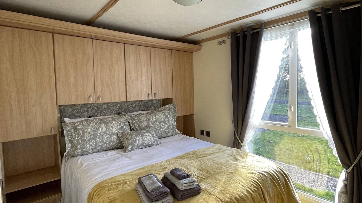 Spilsby Apartment | Harry’s Hideaway Lodge-Classic-Countryside view-Ensuite with Shower