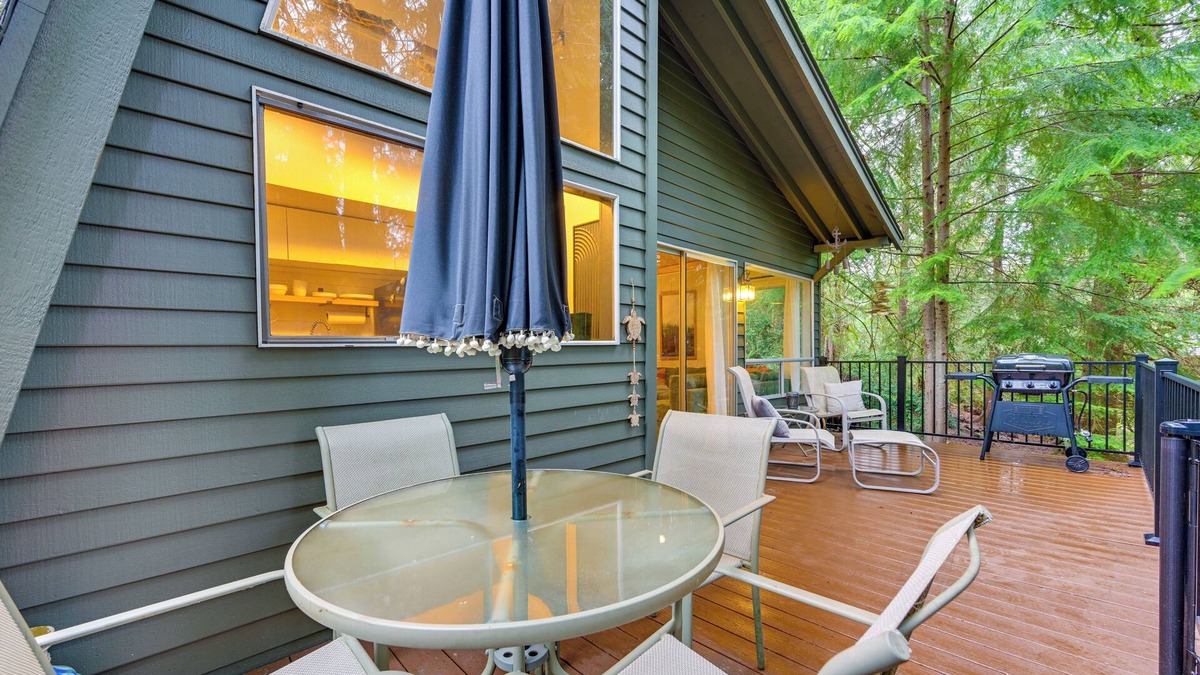 Burley Cabin | Harstine Island Cabin w/Fire Pit: Walk to Beach!