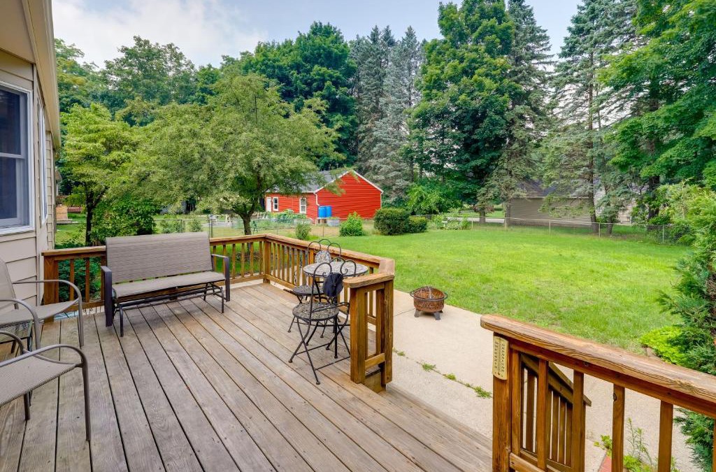 Hart House | Hart Haven with Cozy Fireplace, Deck and Grill!