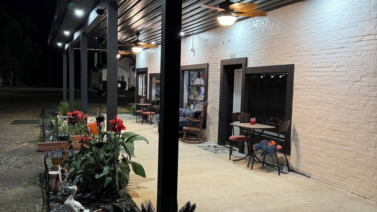 Hartford Cottage | Hartford Art House BnBnA very eclectic BnB n900 sqft interior/patio, sleeps 6