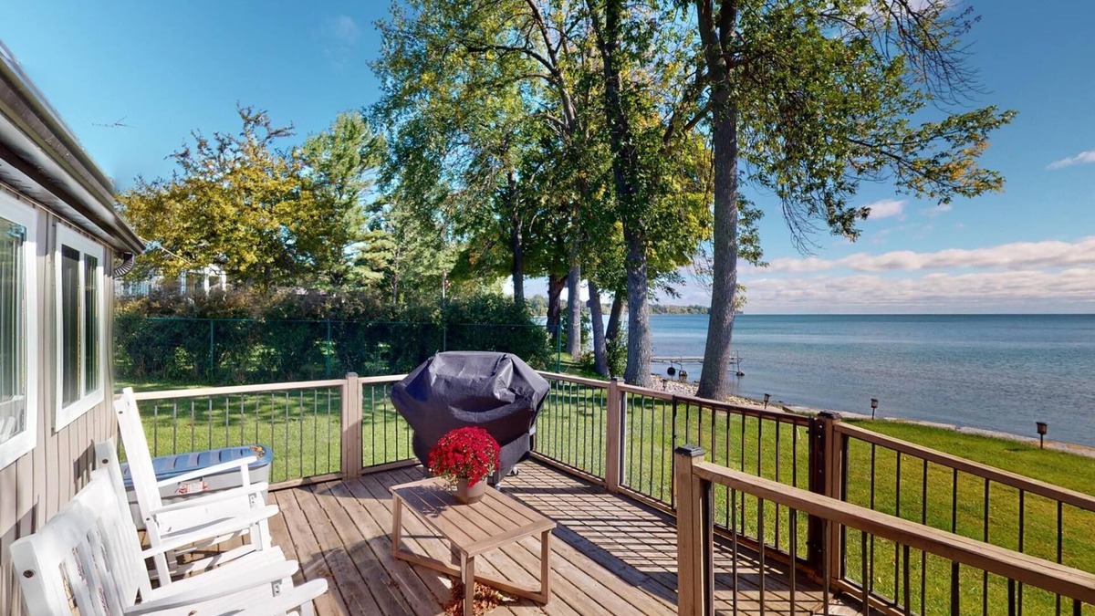 Waupoos Cottage | HART’S HAVEN Lakefront Cottage in Waupoos. Close to The Sandbanks and wineries.