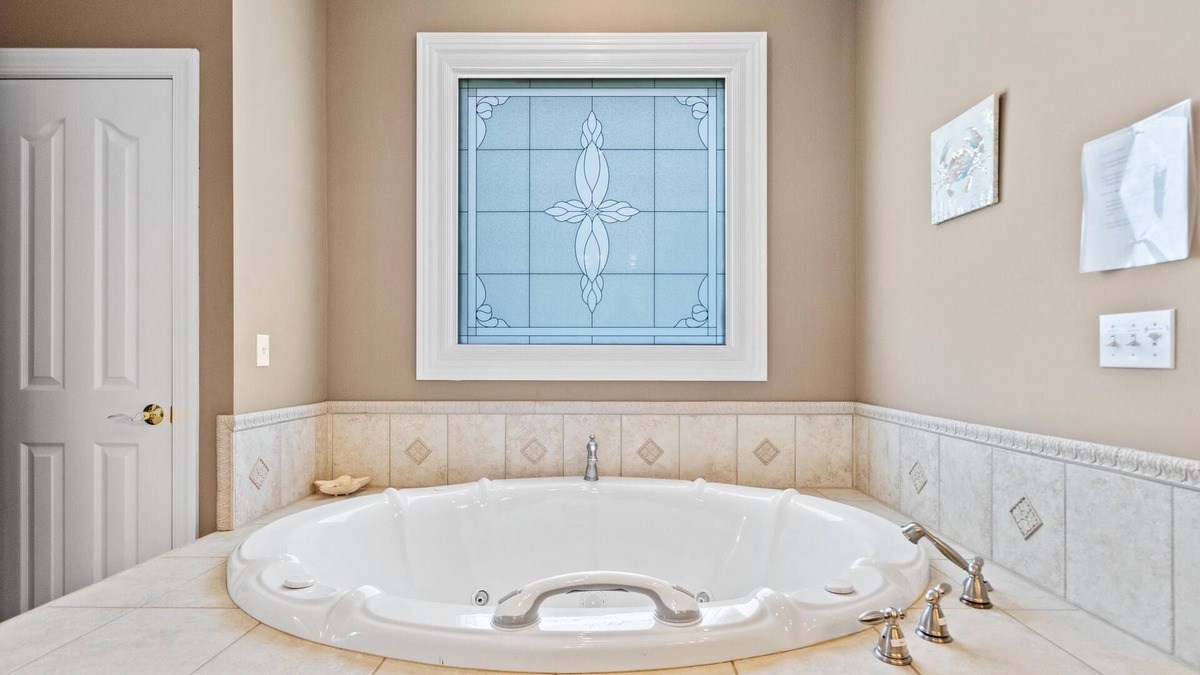 Hartselle House | Hartselle 3 master suites fire pit jacuzzi tub boat parking large yard green