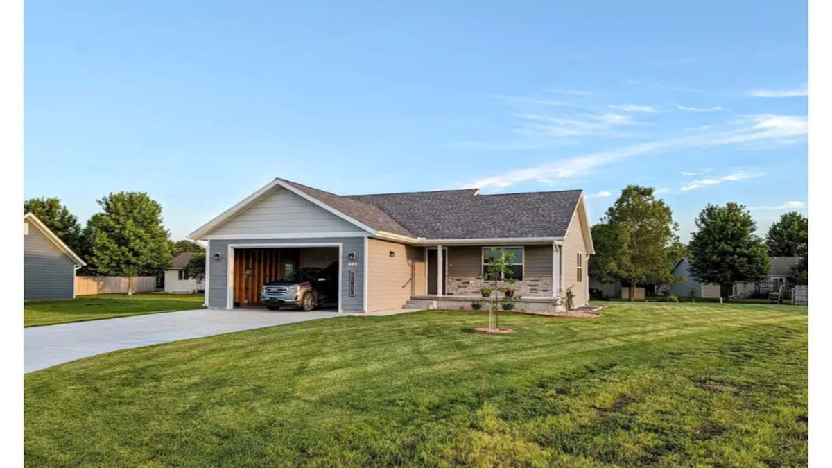 Hesston House | HARVEST COTTAGE Cozy home for family memories in a small town.