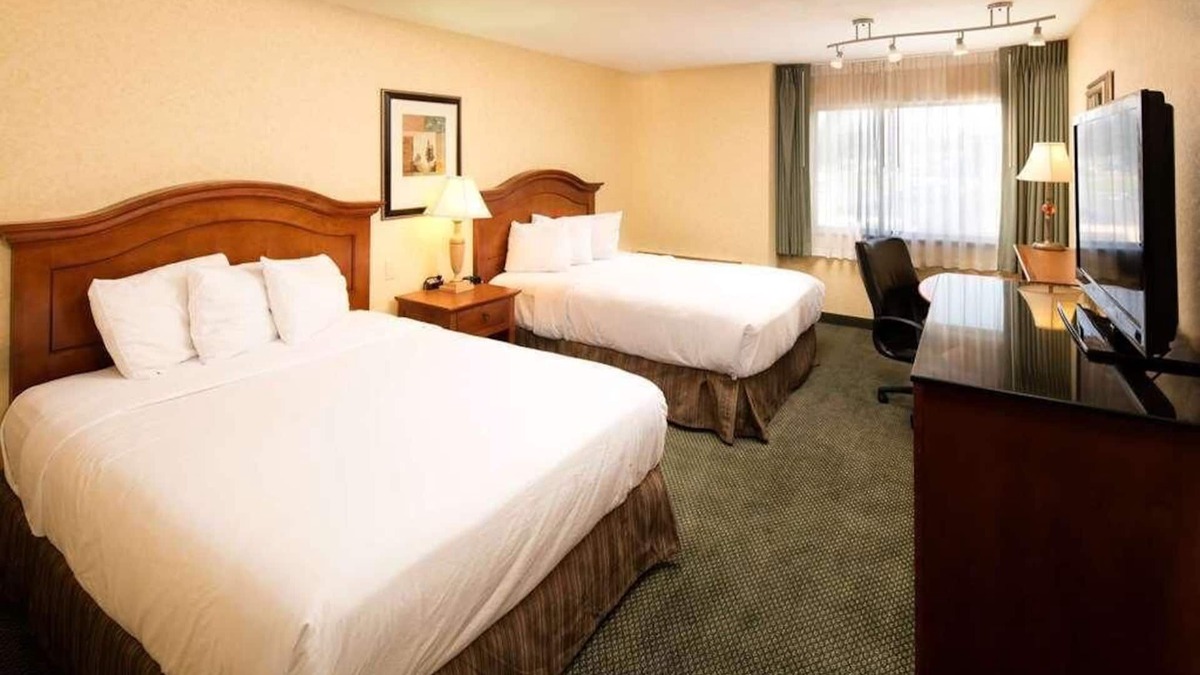 Wenatchee Hotel | Hassle-free Stay! 2 Pet-friendly Units, Swimming Pool, Free Parking!