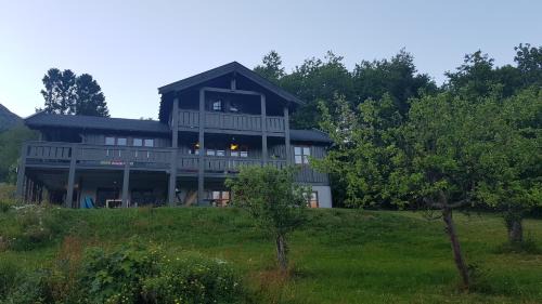 Isfjorden Apartment | Hatlen View