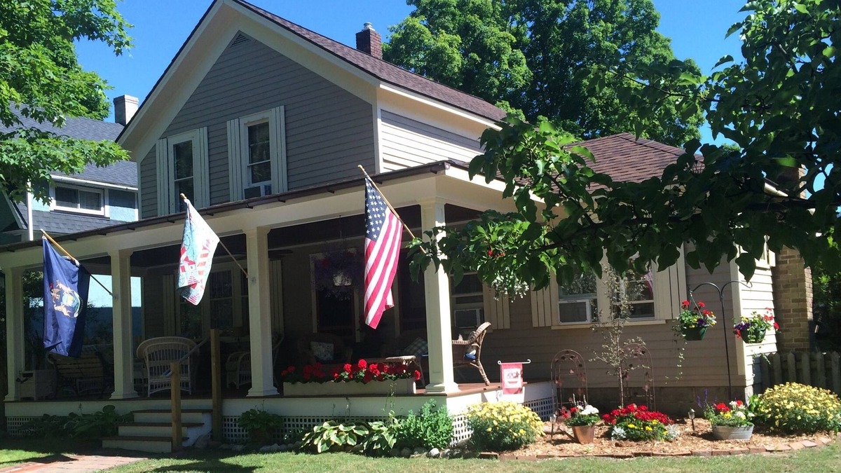 Frankfort House | Haugen's Haven - Fabulous Family Home - 3 Blocks to Lake, Steps to Downtown