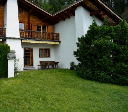 Laax Apartment | Haus 2 - Gemütliches 5 Zimmer Haus in ruhiger Wohngegend mit Garten