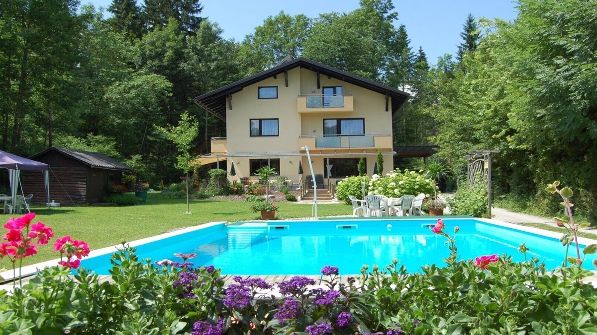 Finkenstein am Faaker See Apartment | Haus am Wald * Apartment with pool * Lawn * Child-friendly * Beach *