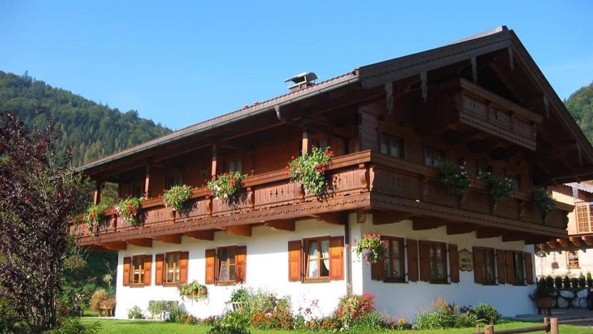 Weissbach an der Alpenstrasse Apartment | Haus Hager - Ferienwohnung im Dachgeschoss mit Südbalkon