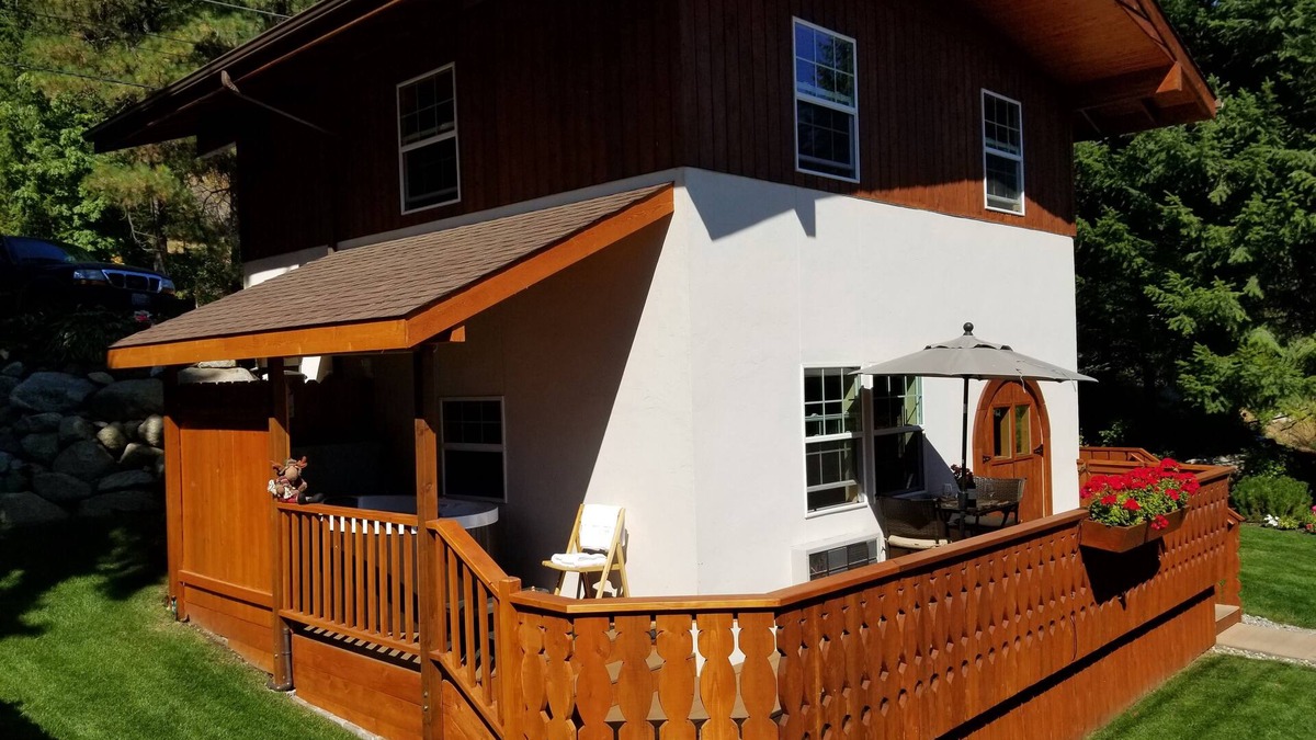 Leavenworth Ski Chalet | Haus Hanika B&B-The Chalet- Private hot tub Only 1 Mile from Downtown!