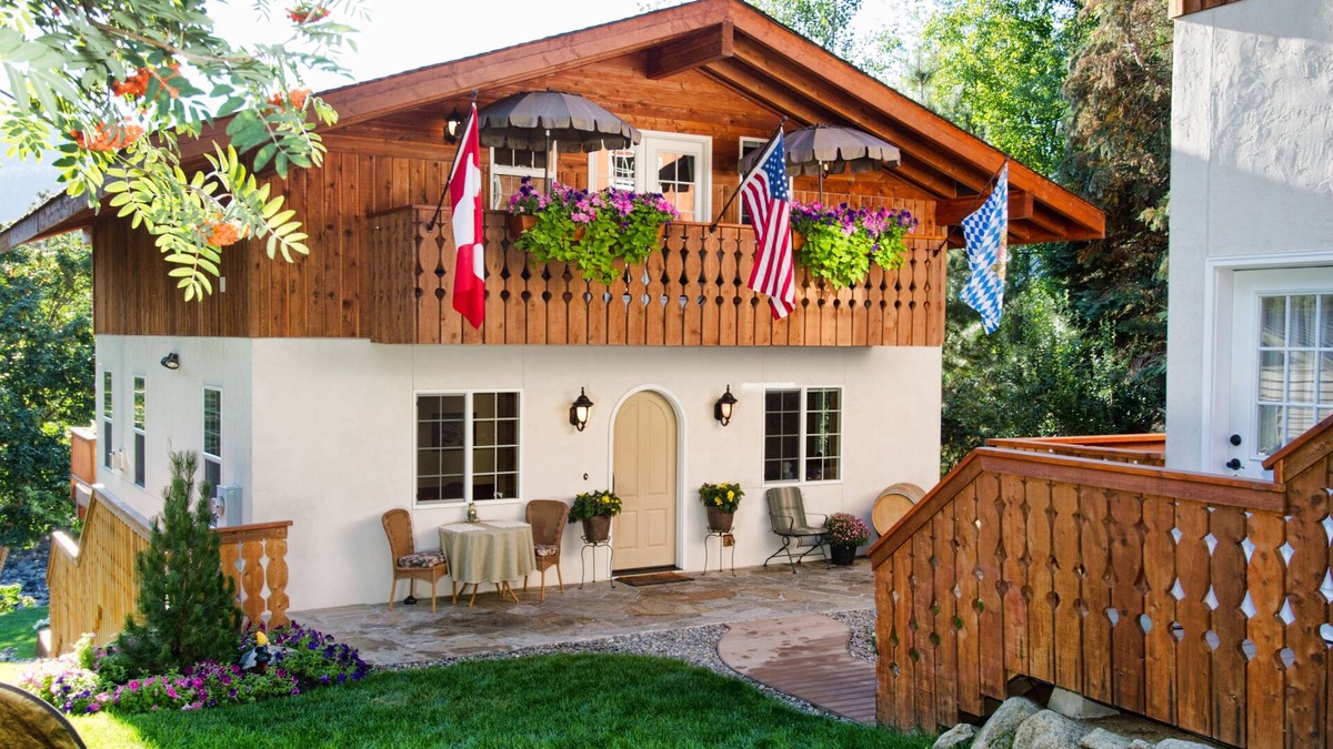 Leavenworth Ski Chalet | Haus Hanika B&B The Black Bear Suite on the River