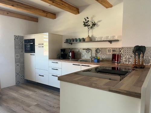 Frielendorf Apartment | Haus Mariechen 5-Sterne-DTV-Ferienwohnung mit sonnigem Frühstücksbalkon, stilvollen Spanndecken und Sauna zum Entspannen