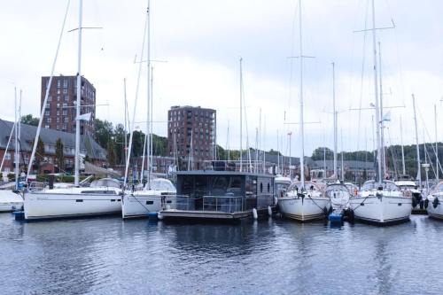 Flensburg Boat Rental | Hausboot Fjord Meeresbrise mit Dachterrasse in Flensburg