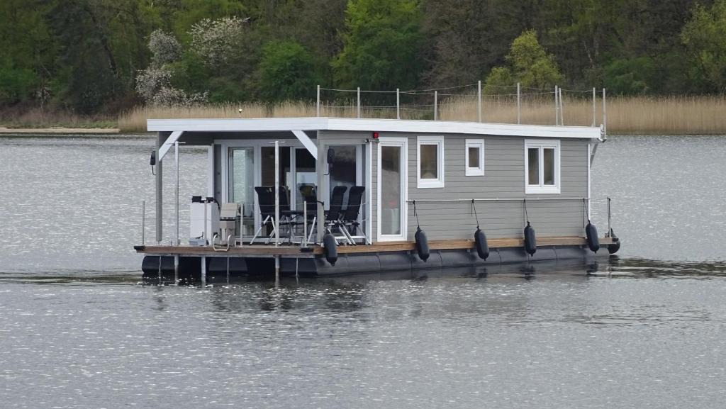 Luebeck Boat Rental | Hausboot Janne Lübeck Inclusive Kanu nach Verfügbarkeit SUP und WLAN 50 MBit s Flat