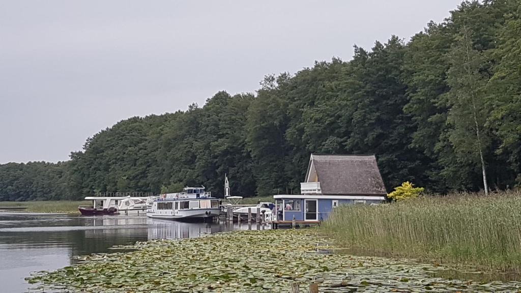 Mirow Boat Rental | Hausboot Mirabella am Müritz Nationalpark Festanliegend