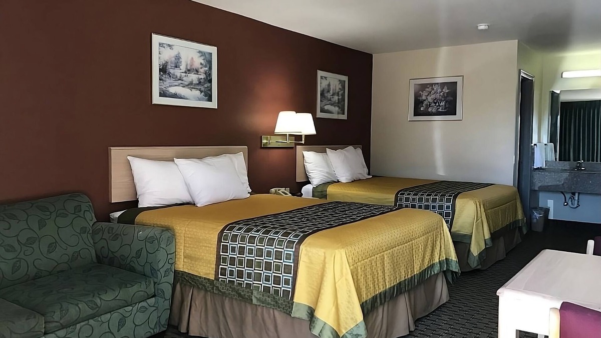 Cabot Resort | Have a Relaxing Stay! FREE Breakfast, Pool, Close to Arkansas Museum!