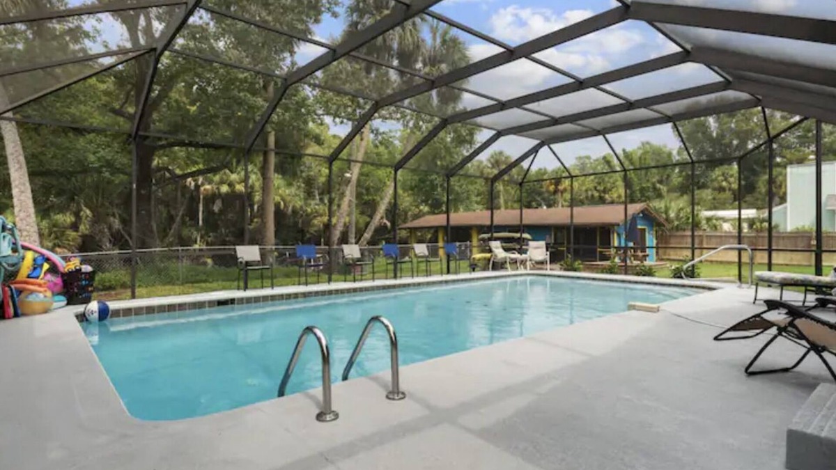 Homosassa House | Have it all at this beautiful waterfront Homosassa home close to all amenities.