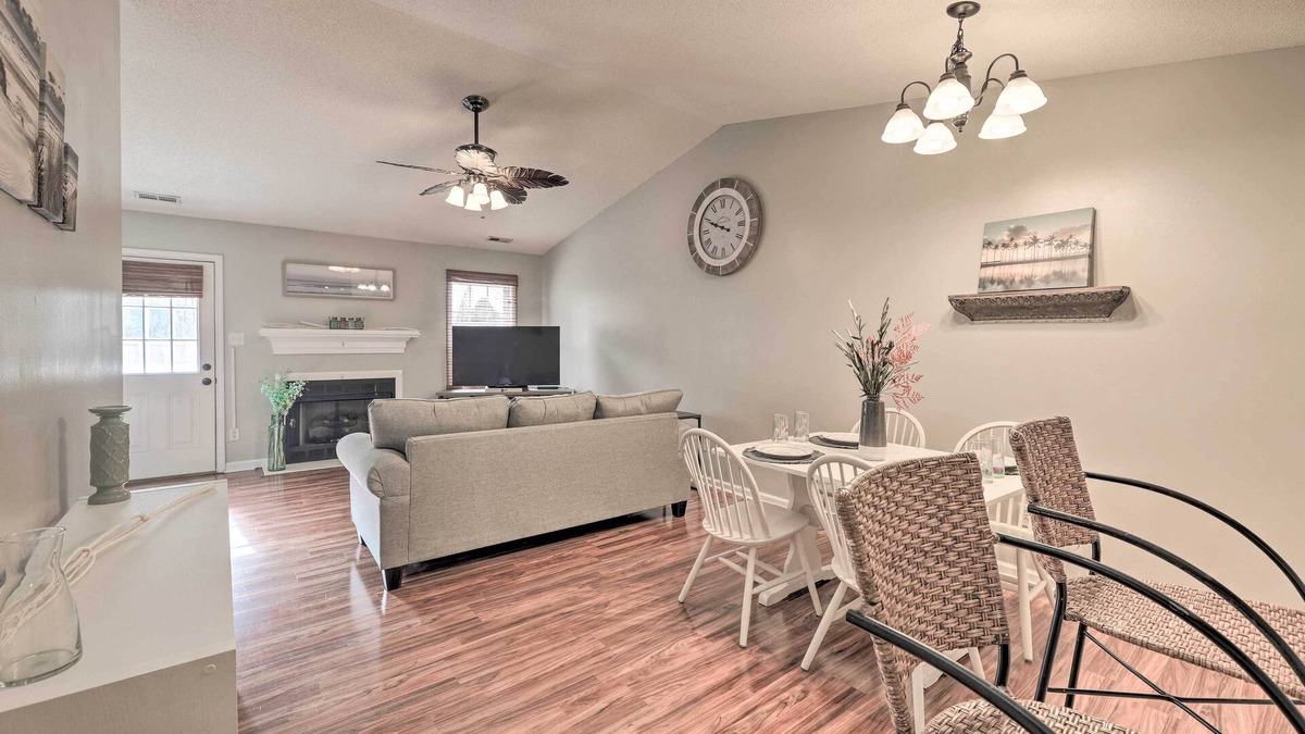 Havelock House | Havelock Home w/ Fenced Yard - 6 Mi to Beach!