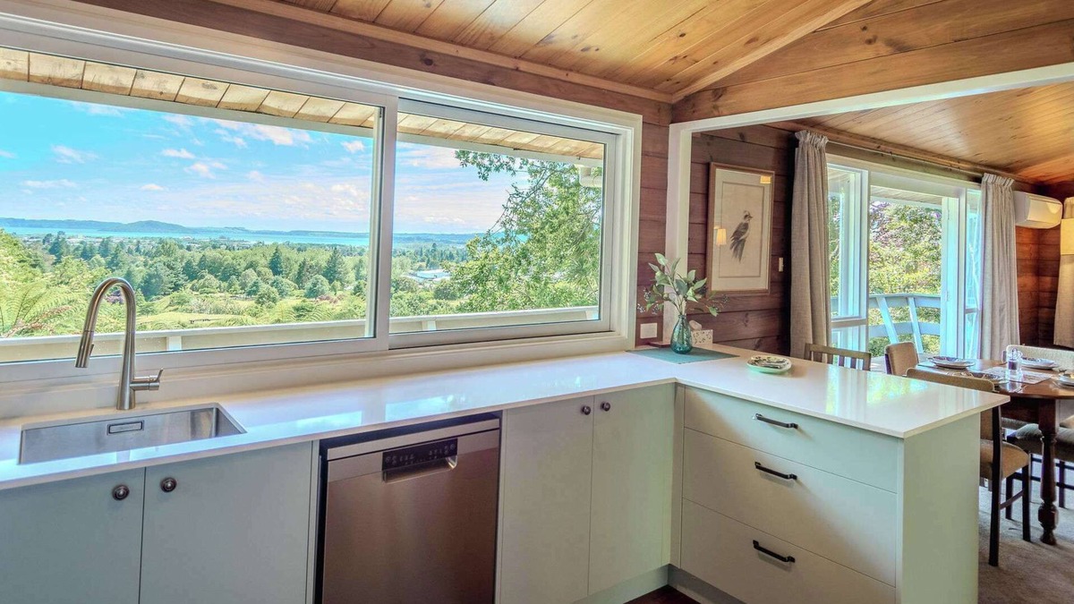 Rotorua House | Haven on the Hill | Panoramic Views of Rotorua