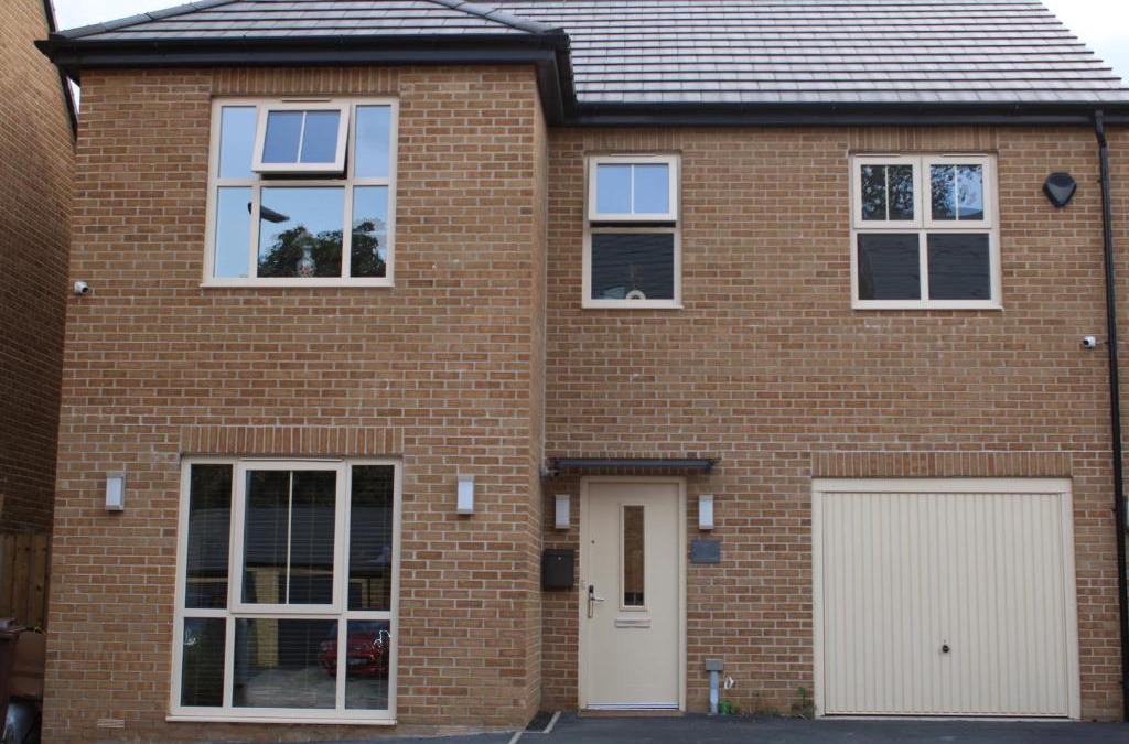 Castleford House | Haven - Spacious Luxury Home perfect for families, couples and contractors! 5mins to Xscape and Junction 32!