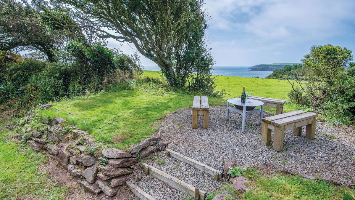 St Ishmaels Apartment | Haven View - 1 Bed Shepherds Hut - St Ishmael's