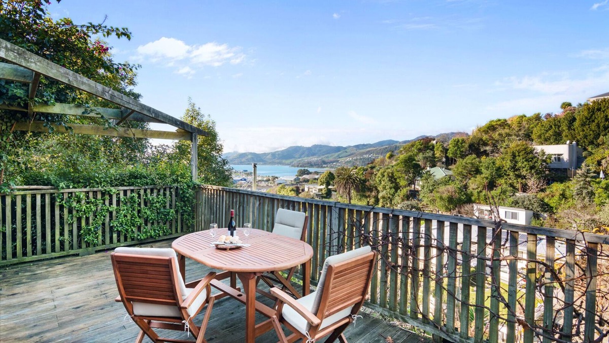 Stepneyville House | HAVEN VIEWS - NELSON HOLIDAY HOME, family friendly in Nelson