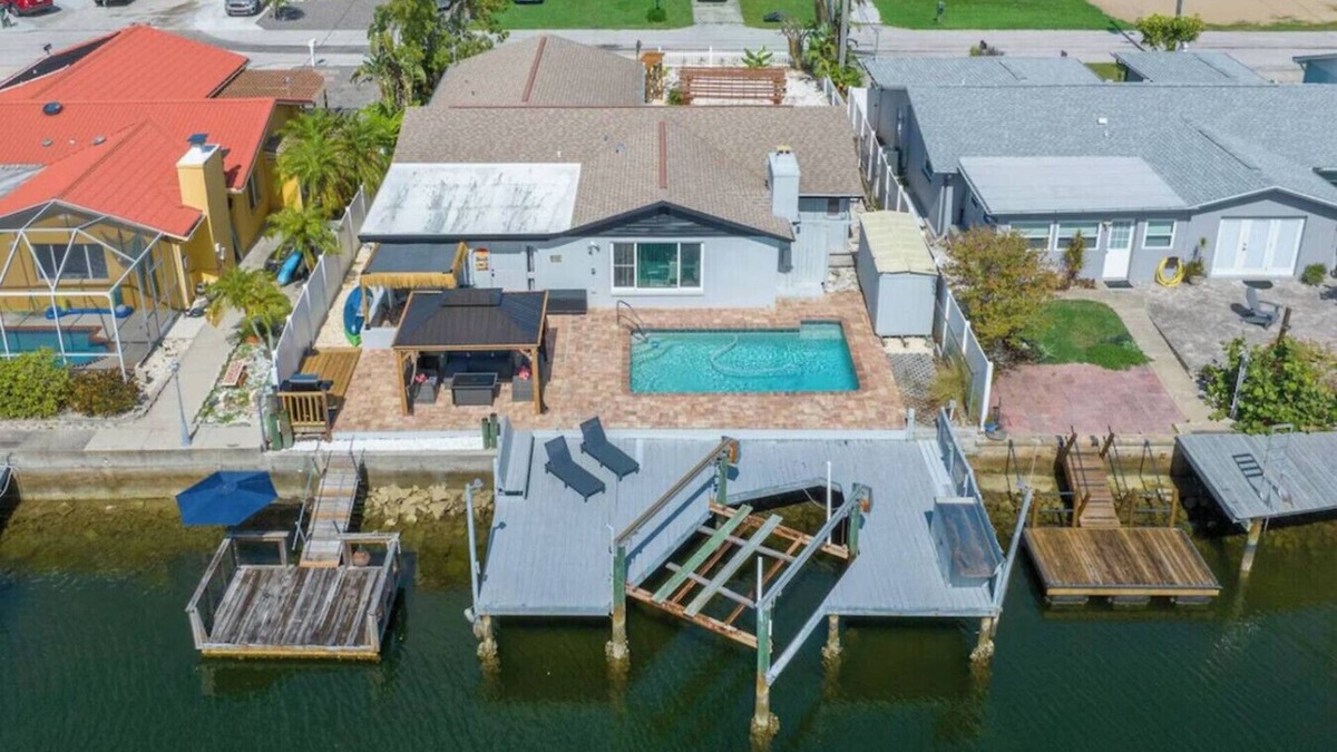 Hudson Beach Estates Villa | Haven Waterfront Walk to Beach, Pool, Kayak, Games