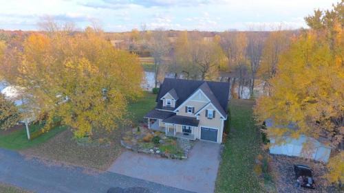 Pierreville Ski Chalet | Havre de paix au bord de l'eau