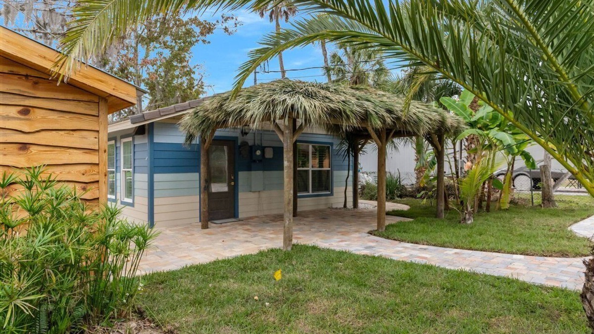 Spring Hill House | Hawaiian House Waterfront on the Weeki Wachee river