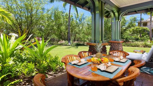 Kulalani Villa | HAWAIIANA ESCAPE Tropical 3BR Kulalani Home with Bikes and Beach Club