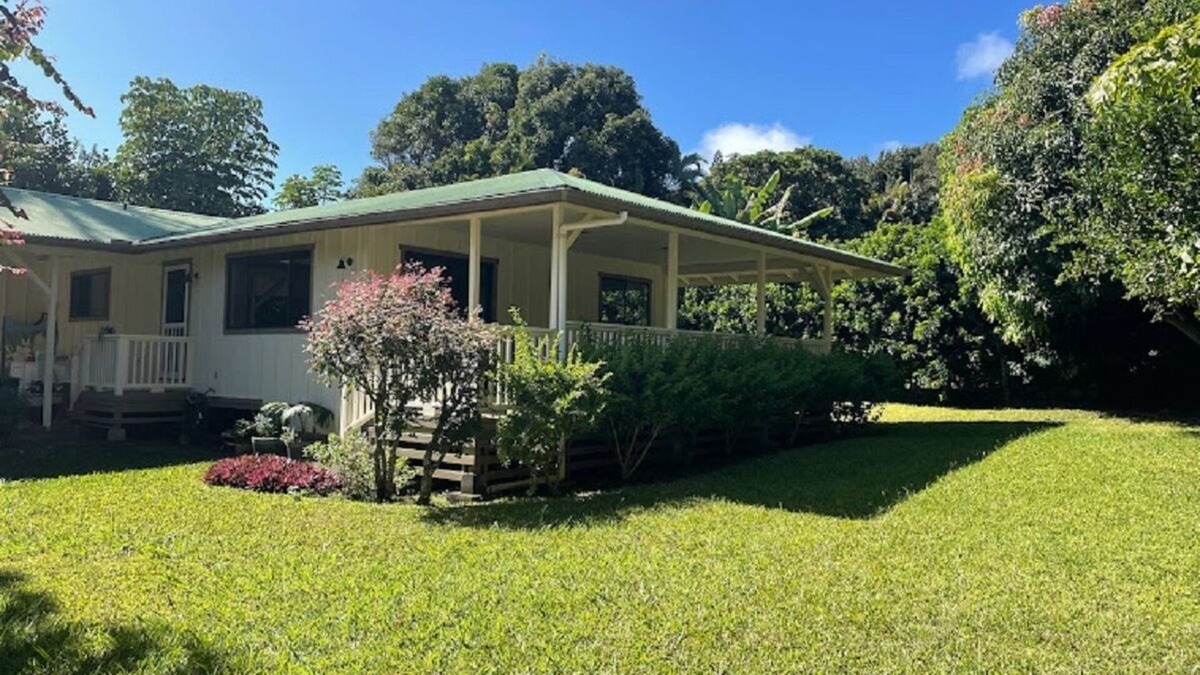 Hawi House | Hawi Hideaway, quiet home in small country town