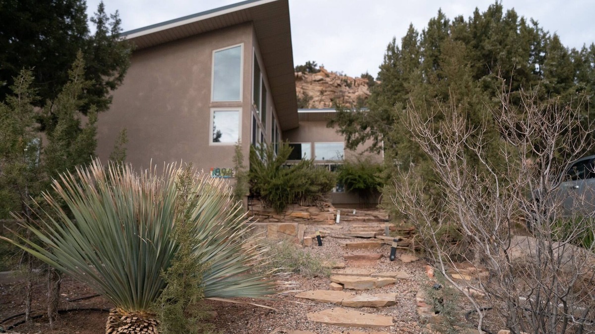 Apple Valley House | Hawk House -Eco Desert Cabin near the base of Zion National Park