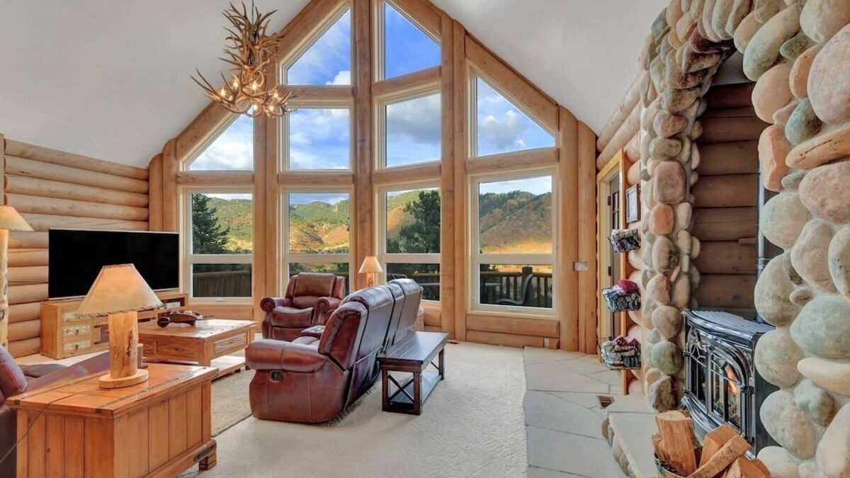 Cascade-Chipita Park Cabin | Hawk's Landing - pet friendly, hot tub, luxurious