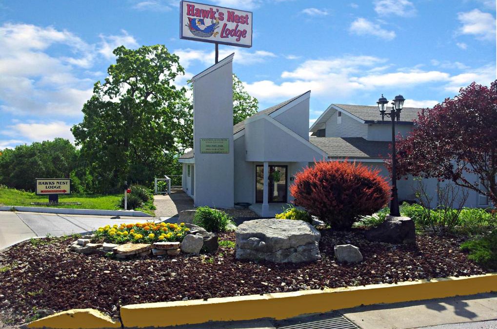 Osage Beach Hotel | Hawk's Nest Lodge